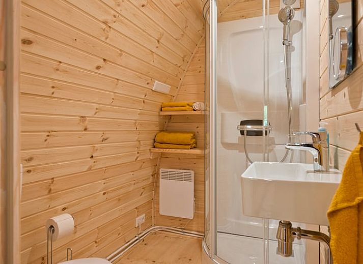 Huisje in Rheden, Veluwe, met uitnodigende groene ligstoel op het terras.