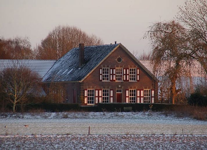 Ferienhaus in De Steeg, umgeben von weiten Feldern in Veluwe, Gelderland.