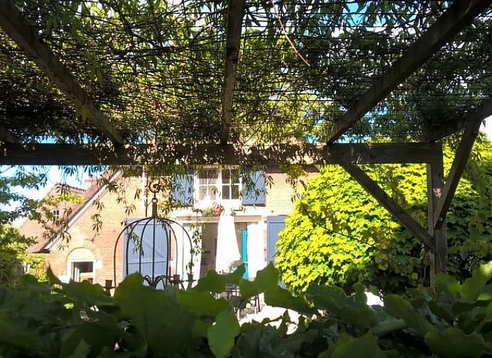 Cottage in Heerde, Veluwe vacation home surrounded by flowering trees in Gelderland.