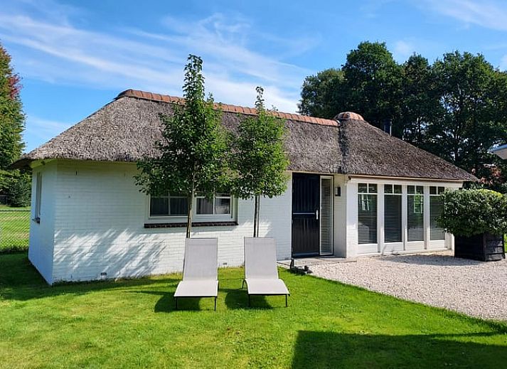 Ferienhaus in Heerde mit Reetdach und gruenem Garten an der Veluwe, Gelderland.