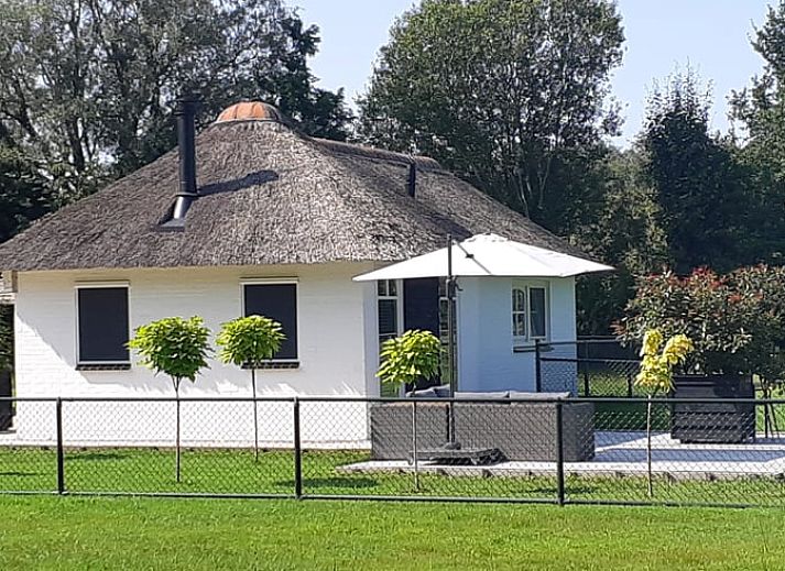 Ferienhaus in Heerde mit Reetdach und gruenem Garten an der Veluwe, Gelderland.