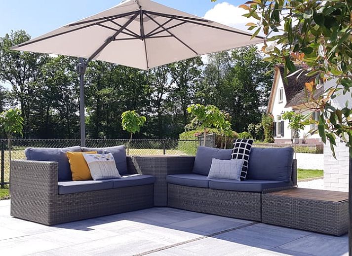 Ferienhaus in Heerde mit Reetdach und gruenem Garten an der Veluwe, Gelderland.