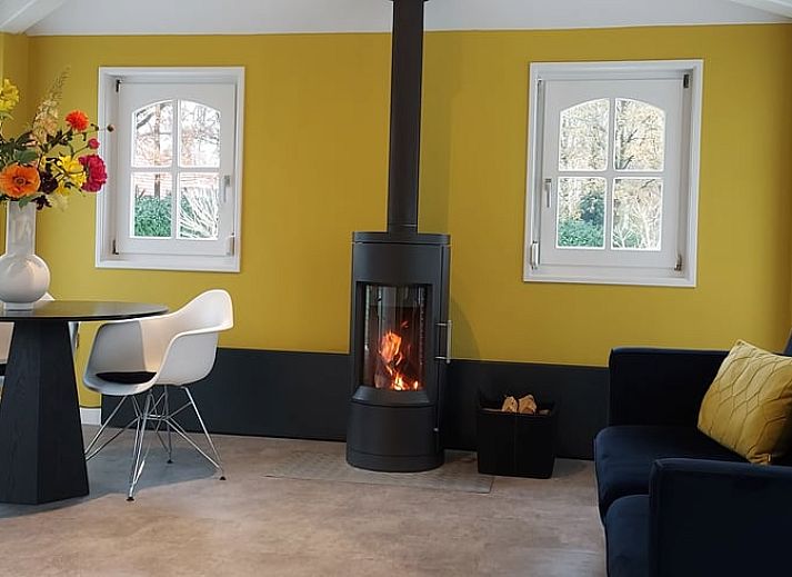 Ferienhaus in Heerde mit Reetdach und gruenem Garten an der Veluwe, Gelderland.