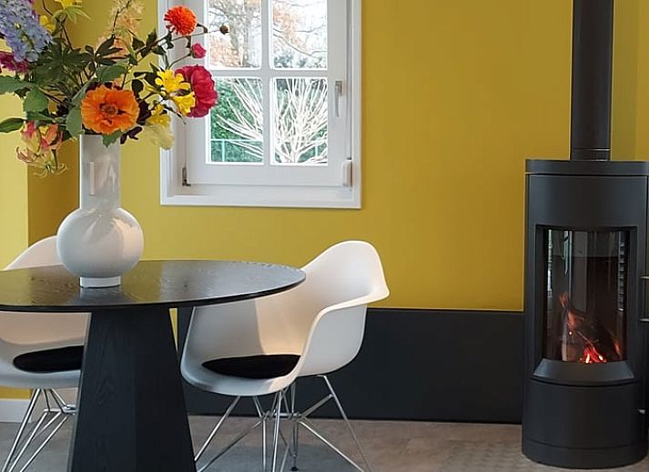 Rueckansicht des Ferienhauses in Heerde mit Terrasse und geschlossenem Garten in Gelderland.