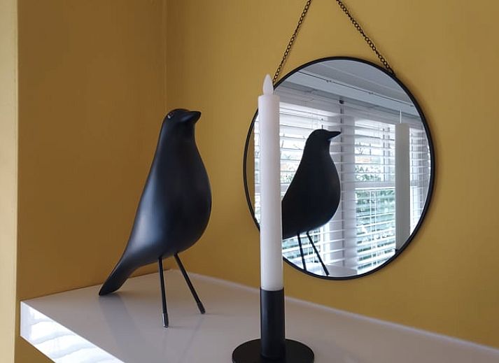 Rueckansicht des Ferienhauses in Heerde mit Terrasse und geschlossenem Garten in Gelderland.