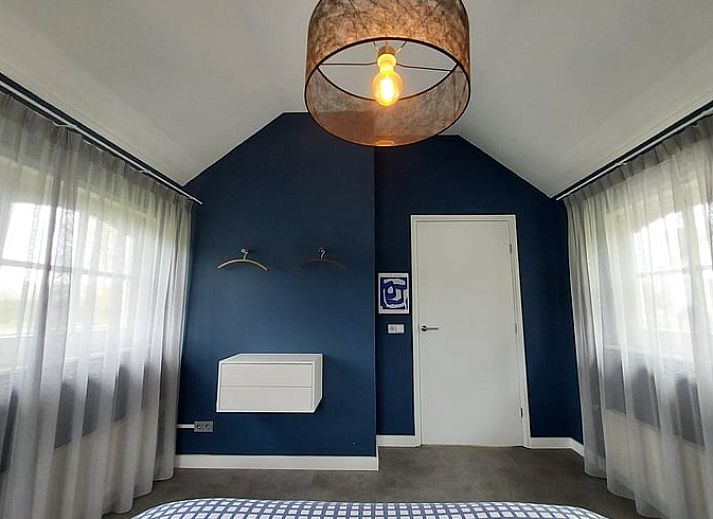 Geraeumige Sitzecke auf der Terrasse des Ferienhauses in Heerde, umgeben von Natur in der Veluwe.