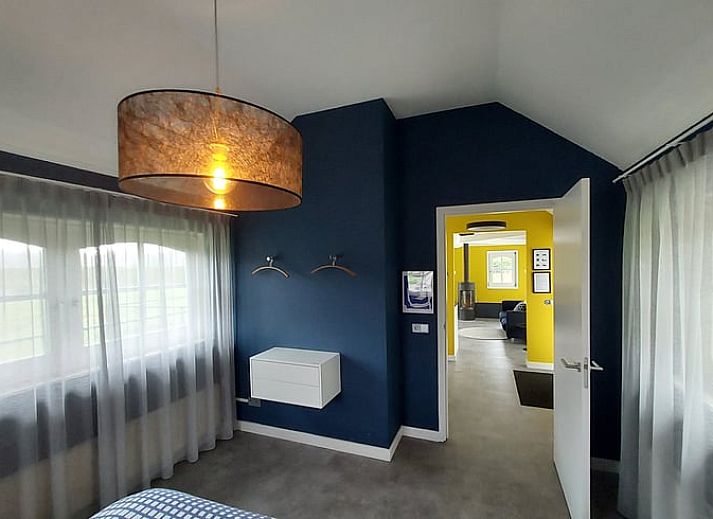 Geraeumige Sitzecke auf der Terrasse des Ferienhauses in Heerde, umgeben von Natur in der Veluwe.