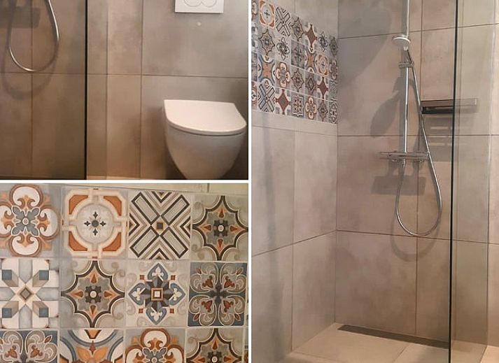 Geraeumige Sitzecke auf der Terrasse des Ferienhauses in Heerde, umgeben von Natur in der Veluwe.