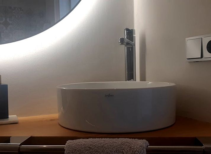 Geraeumige Sitzecke auf der Terrasse des Ferienhauses in Heerde, umgeben von Natur in der Veluwe.