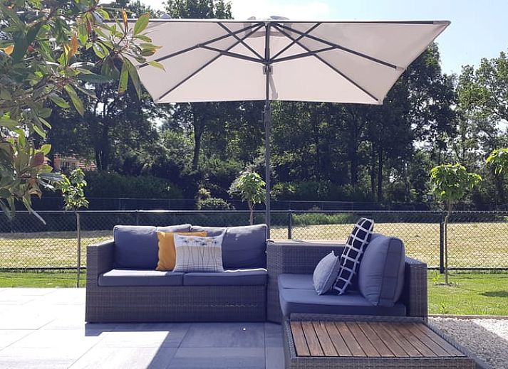 Stilvolle Essecke mit gelben Stuehlen im Ferienhaus in Heerde, Veluwe, Gelderland.