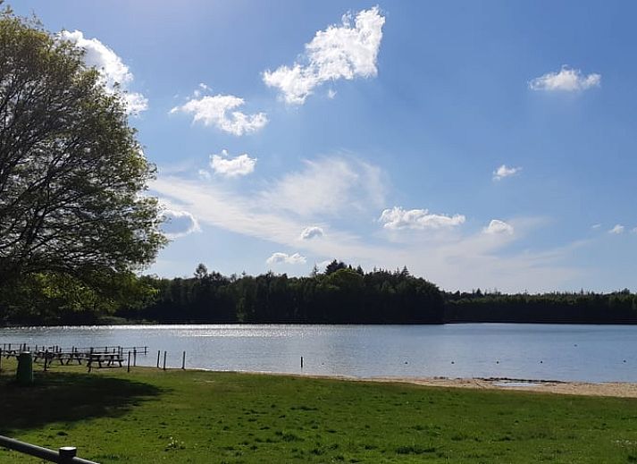 Gemuetlicher Innenraum mit Kamin im Ferienhaus in Heerde, Veluwe, Gelderland.