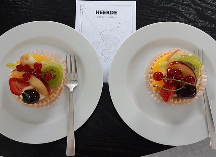 Essecke mit Blumen und Kamin im Ferienhaus in Heerde, Veluwe, Gelderland.
