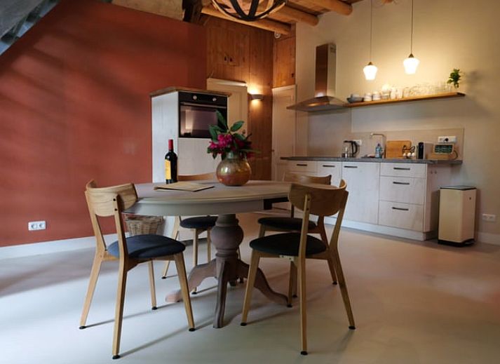 Cozy terrace at Cottage in Heerde, vacation home in the Veluwe, surrounded by flowers and greenery.