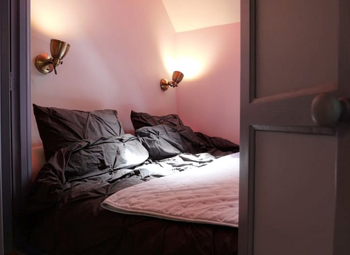 Cozy terrace at Cottage in Heerde, vacation home in the Veluwe, surrounded by flowers and greenery.