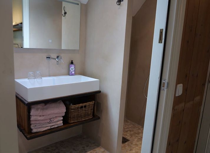 Rustic charm at Huisje in Heerde, cottage in the Veluwe with rural garden.