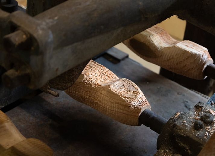 Binnen in de houtzagerij bij Vakantiehuisje in Heerde, Veluwe, Gelderland.