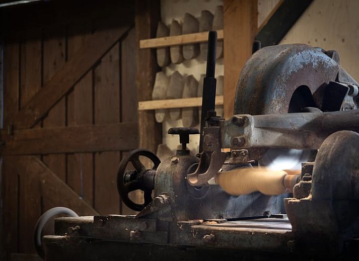 Binnen in de houtzagerij bij Vakantiehuisje in Heerde, Veluwe, Gelderland.