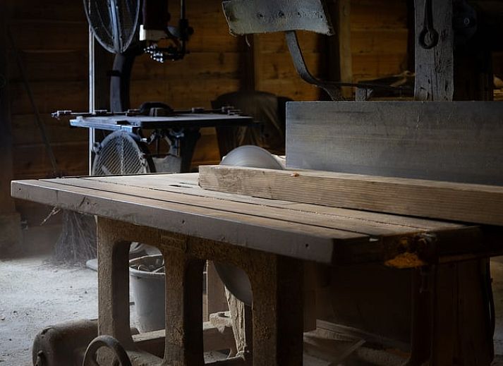Binnen in de houtzagerij bij Vakantiehuisje in Heerde, Veluwe, Gelderland.