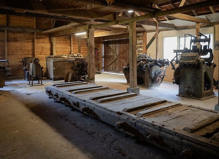 Houtbewerking in de zagerij van Vakantiehuisje in Heerde, Veluwe, Gelderland.