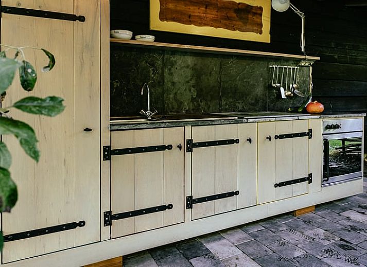 Houtbewerking in de zagerij van Vakantiehuisje in Heerde, Veluwe, Gelderland.