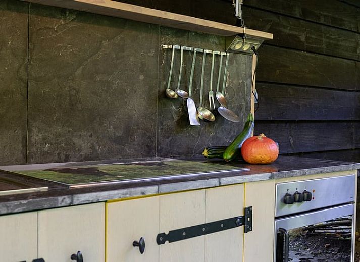 Houtbewerking in de zagerij van Vakantiehuisje in Heerde, Veluwe, Gelderland.