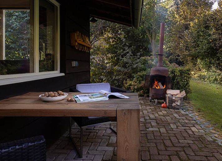 Houtbewerking in de zagerij van Vakantiehuisje in Heerde, Veluwe, Gelderland.