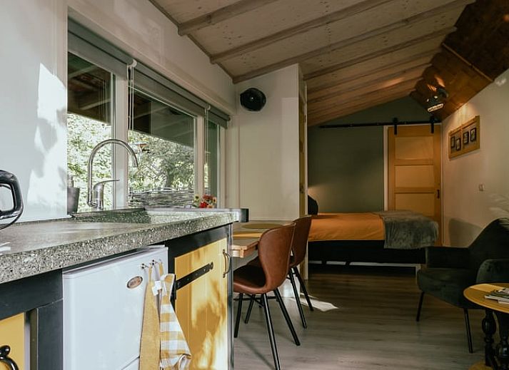 Zaagproces in de houtzagerij van Vakantiehuisje in Heerde, Veluwe, Gelderland.