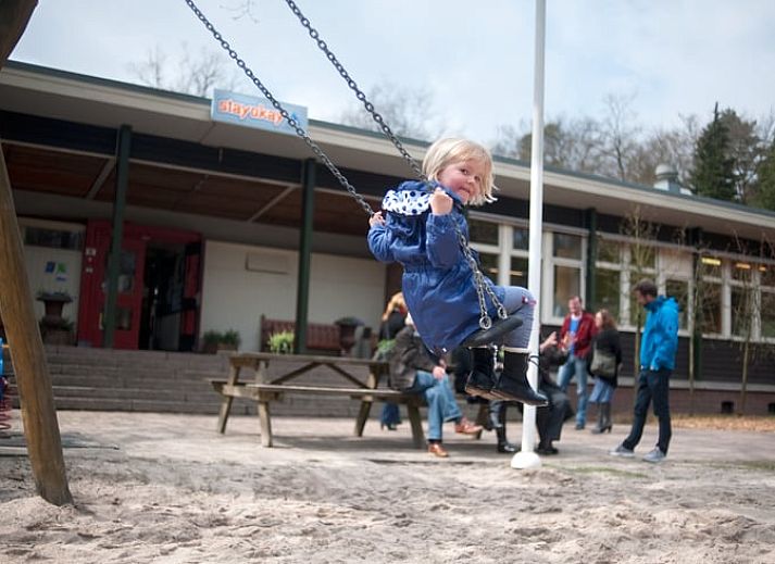 Modernes Interieur eines Ferienhauses in Apeldoorn mit Blick auf die Veluwe-Natur.