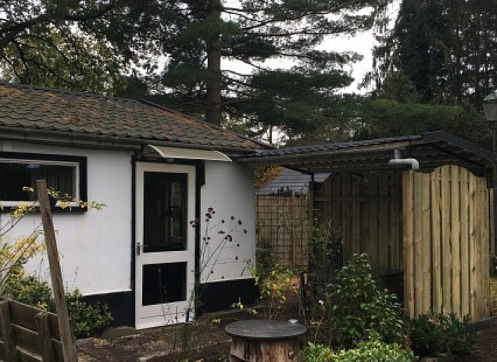 Enjoy the green garden at Bed and Breakfast Het Puttertje in Hattem, Veluwe, Gelderland.