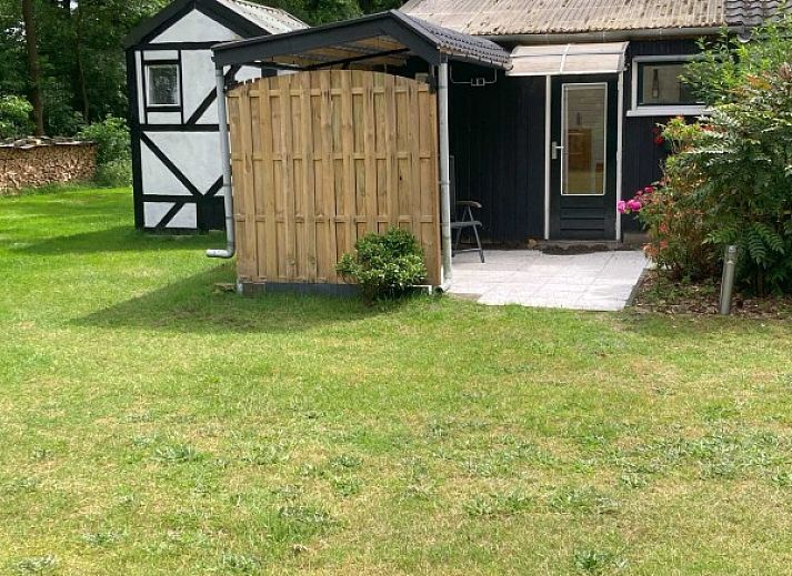 Rustic outdoor space of Het Puttertje, a charming B&B in Hattem, Veluwe, Gelderland.