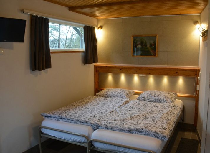 Spacious garden and terrace at Het Puttertje, a cozy bed and breakfast in Hattem, Veluwe, Gelderland.