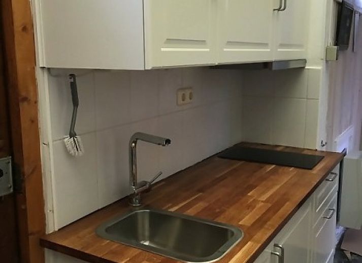 Spacious garden and terrace at Het Puttertje, a cozy bed and breakfast in Hattem, Veluwe, Gelderland.