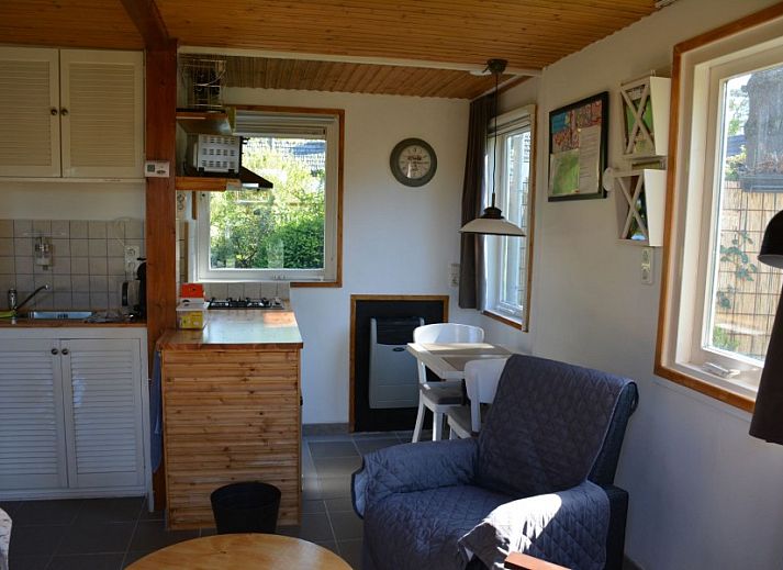 Spacious garden and terrace at Het Puttertje, a cozy bed and breakfast in Hattem, Veluwe, Gelderland.