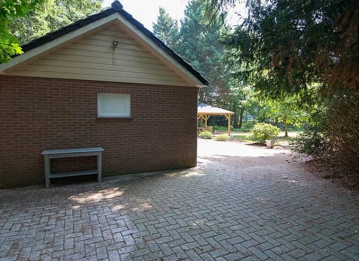 Geraeumige Terrasse mit Grill im Haus in Hattemerbroek, Ferienhaus in der Veluwe.