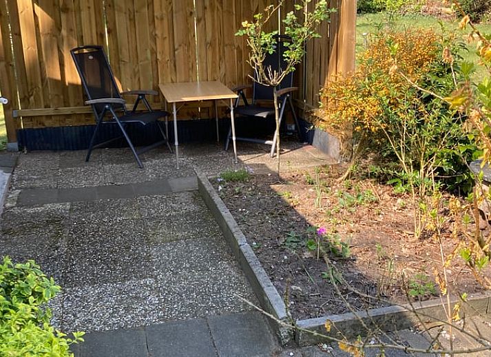 Aussenbereich des Ferienhauses in Hattemerbroek, Veluwe, Gelderland, umgeben von gruener Natur.