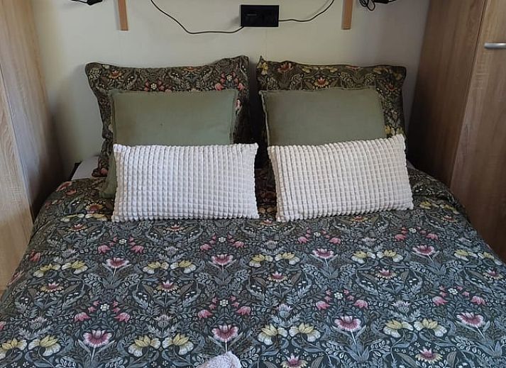 Cozy living room in Cottage in Hattemerbroek, Veluwe vacation home with comfortable seating area.