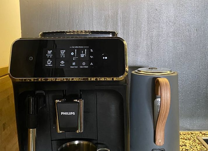 Outdoor dining at Huisje in Hattem, vacation accommodation in the Veluwe, Gelderland.