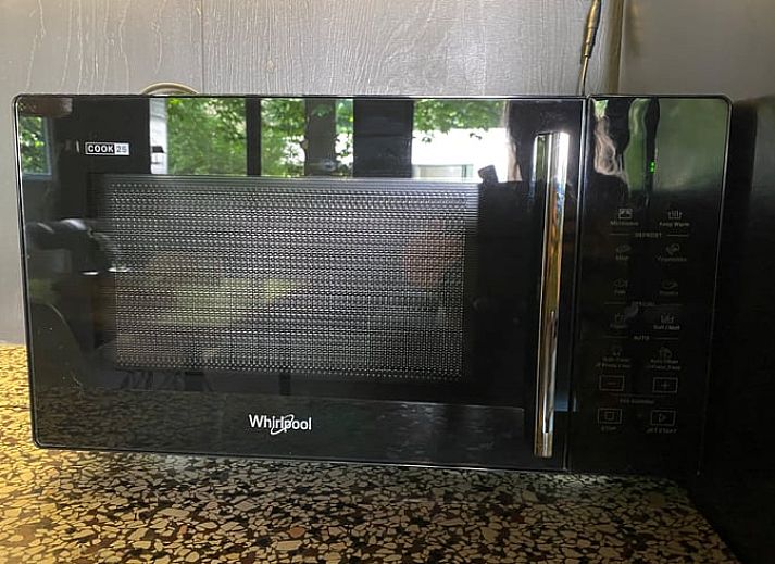 Outdoor dining at Huisje in Hattem, vacation accommodation in the Veluwe, Gelderland.