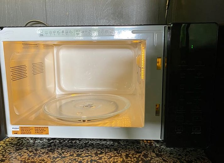 Outdoor dining at Huisje in Hattem, vacation accommodation in the Veluwe, Gelderland.