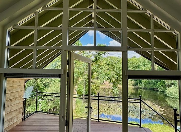 Ferienhaus in Hattem an einem ruhigen Teich, umgeben von gruener Natur in Veluwe, Gelderland.