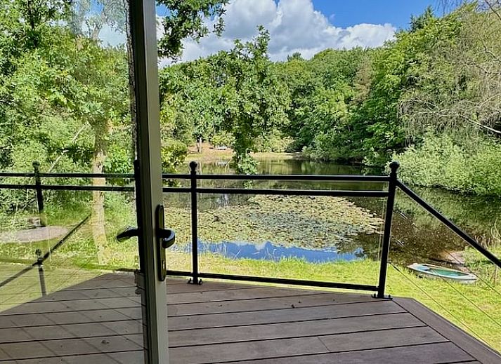 Ferienhaus in Hattem an einem ruhigen Teich, umgeben von gruener Natur in Veluwe, Gelderland.