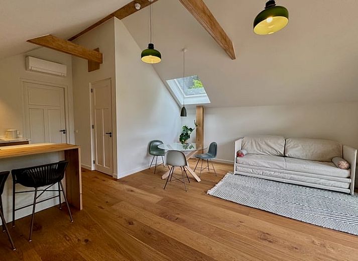 Holzterrasse des Ferienhauses in Hattem mit Blick auf die Veluwe-Waelder in Gelderland.