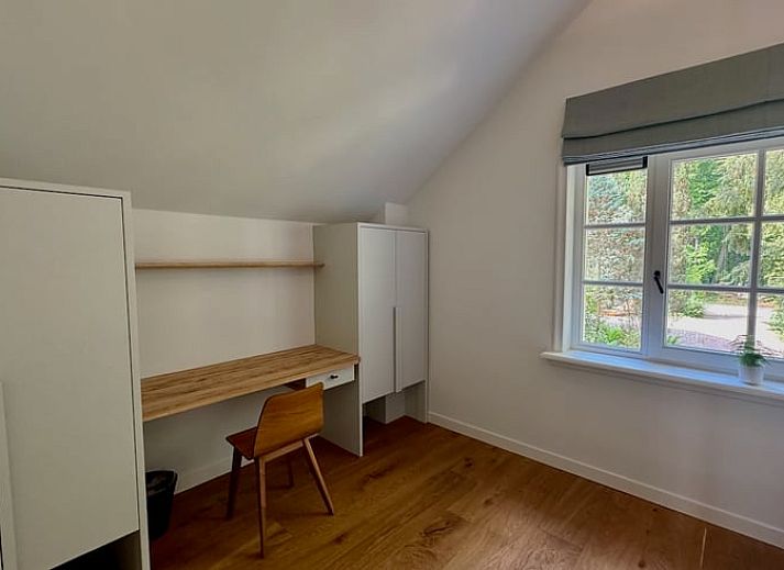 Holzterrasse des Ferienhauses in Hattem mit Blick auf die Veluwe-Waelder in Gelderland.