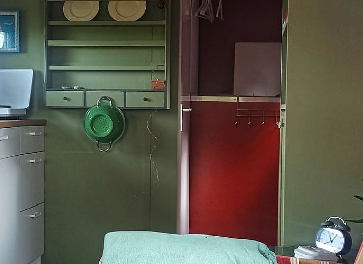 Vakantiehuis in Doornspijk, Veluwe, Gelderland, rustiek exterieur omringd door bomen.