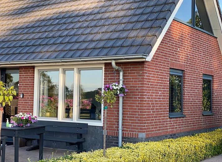 Vakantiehuis in Wapenveld met zonnepanelen op het dak, omgeven door groene velden, Veluwe, Gelderland.