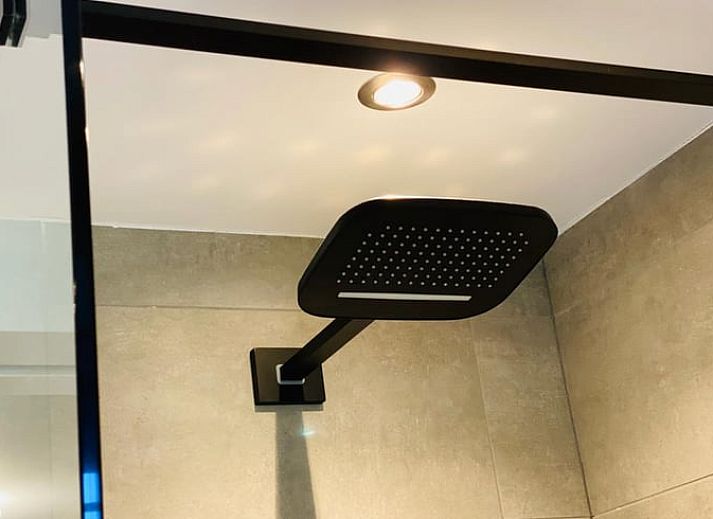 Voorzijde van Vakantiehuis in Wapenveld met rode bakstenen en bloemen, Veluwe, Gelderland.