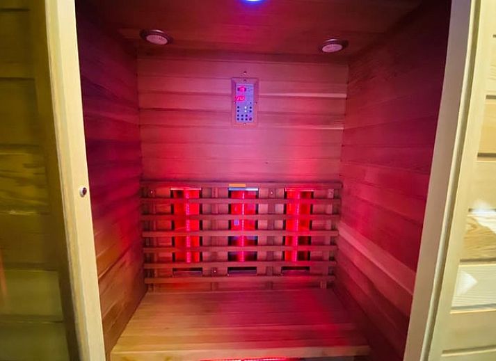 Voorzijde van Vakantiehuis in Wapenveld met rode bakstenen en bloemen, Veluwe, Gelderland.