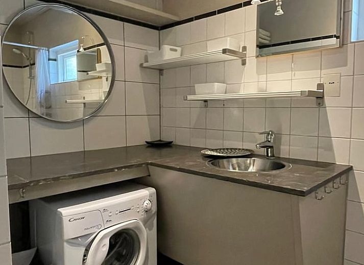 Geraeumige Terrasse am Ferienhaus in Wapenveld, Veluwe, Gelderland, umgeben von gruener Natur.