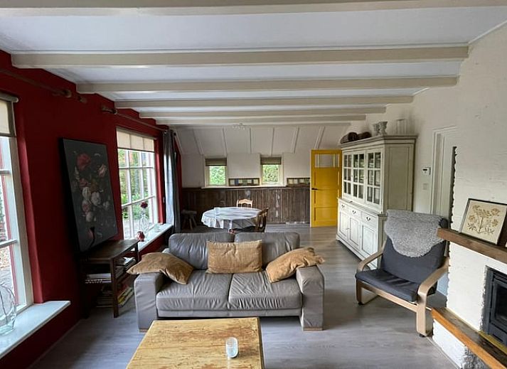 Geraeumige Terrasse am Ferienhaus in Wapenveld, Veluwe, Gelderland, umgeben von gruener Natur.