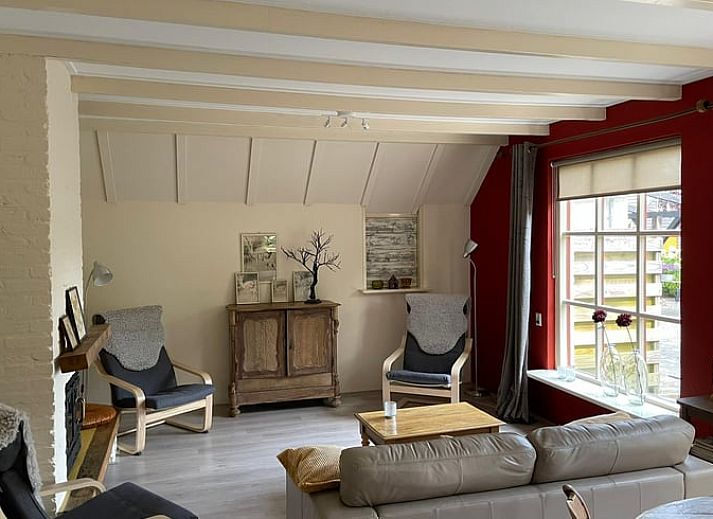 Geraeumige Terrasse am Ferienhaus in Wapenveld, Veluwe, Gelderland, umgeben von gruener Natur.